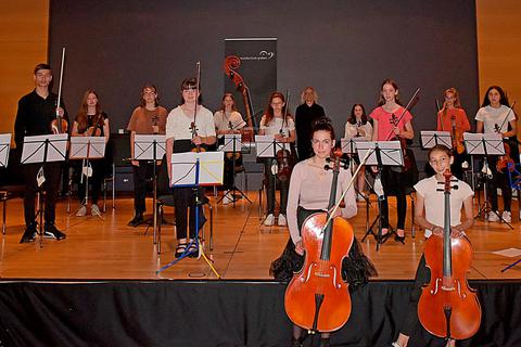 Das Streichorchester der Musikschule Gießen unter der Leitung von Martin Gärtner.  Foto: Schultz 