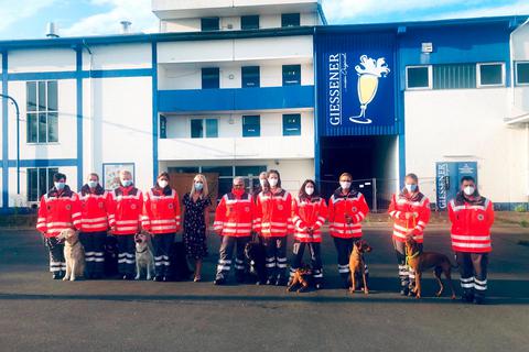 Das Team der Rettungshundestaffel des DRK-Kreisverbandes Marburg-Gießen um Anett Wozniak (3. v.r.) und Staffelleitung Sascha Neu (rechts) mit Sophie Reitschmidt (5.v.l). Foto: BrauMAXX 