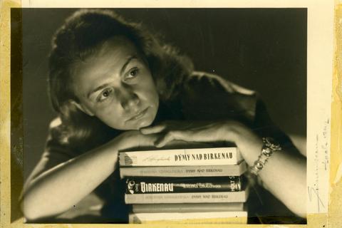 Der Vernichtung entkommen: Die junge Autorin Seweryna Szmaglewska mit den ersten Ausgaben ihres Buches.  Foto: Schöffling & Co. Verlagsbuchhandlung 
