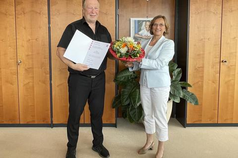 Glückwunsch: Dietlind Grabe-Bolz ehrt Dr. Martin Preiß. Foto: Stadt Giessen
