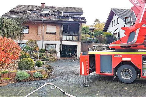 Feuerwehreinsatz im Gießener Ruhbanksweg. Die Flammen griffen auch auf das Vordach eines Hauses über. Foto: red 