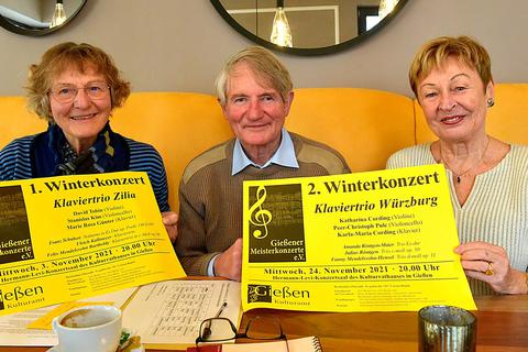 Sie stellen einmal mehr ein anspruchsvolles Klassikprogramm auf die Beine: Karin Lindheimer, Dieter Lindheimer und Annegret Kausen vom Verein Gießener Meisterkonzerte  (von links).  Foto: Schultz 
