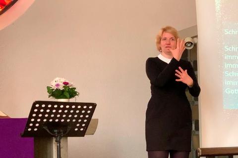 Julia Held schwärmt von der Poesie der Gebärden und singt mit den Besuchern im Gehörlosen-Gottesdienst. Foto: Hartmann 