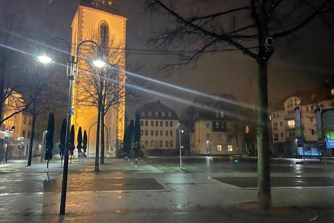 Wo sonst zum Jahreswechsel ausgelassen gefeiert wird, wie hier am Kirchenplatz, herrschte gespenstische Stille.  Foto: Leyendecker 