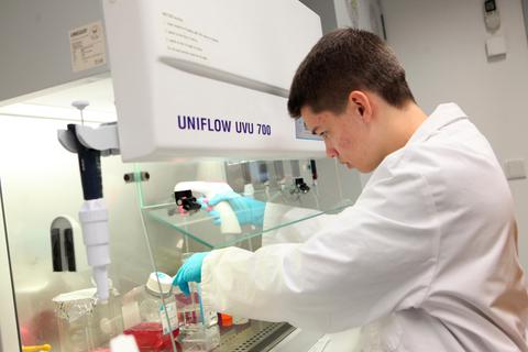 LLG-Schüler Marvin Ahlborn forscht im Erfinderlabor.  Foto: Zentrum für Chemie 
