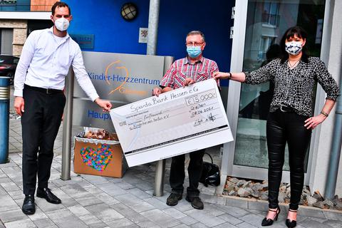 Große Spende für kleine Patienten: Jan-Daniel Wolfseher, Peter Brust und Petra Dietl brachten einen symbolischen Scheck mit ins Kinderherzzentrum.  Foto: Czernek 