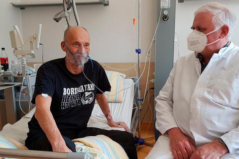 Weggefährten seit zehn Jahren: Chefarzt Klaus Ehlenz mit dem Patienten der "ersten Stunde", Hartmut Zimmer.  Foto: Jokba 