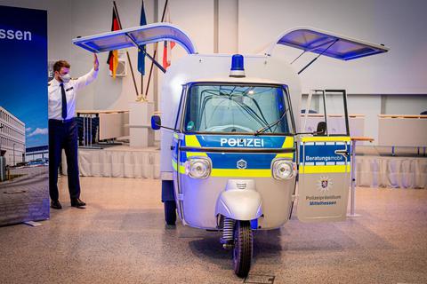 "Biene" mit zwei Flügeln: Polizeioberkommissar Paul Sahm präsentiert das neue Rollermobil.  Foto: Friese 