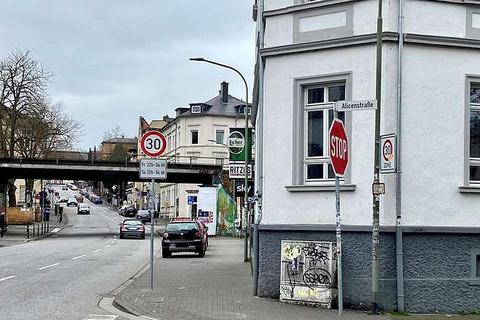 Nach einem tödlichen Unfall auf Gießens Kneipenmeile ist an Wochenende in der Ludwigstraße eine Tempo-30-Zone eingerichtet worden.