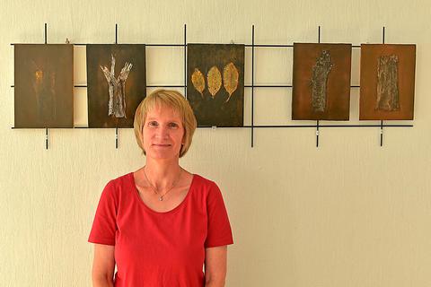 Im Zeichen der Bäume: Andrea Demes zeigt ihre Arbeiten im FrauenKulturZentrum.  Foto: Schultz 