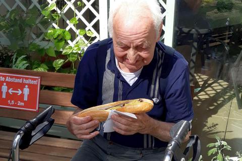 Bratwurst bei Sonnenschein gab es für die Bewohner des „Albert-Osswald-Hauses“. Foto: AWO Gießen