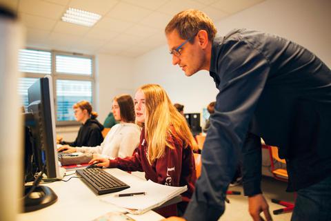 Lehrer Stefan Heckel hilft beim Umgang mit Computer, Tablet und den entsprechenden Anwendungen. Foto: Jakob Erll 