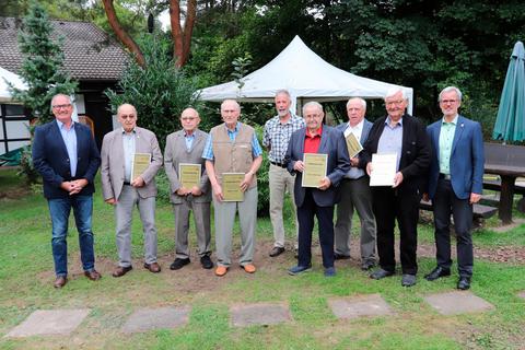 Ehrungen mit Lothar Theis, Willi Jäger, Rudolf Hausmann, Eugen Löchel, Thomas Kreuder, Lutz Armin Keil, Wolfang Pfeiffer, Ernst Heger und Frank Ide (v.l.). Foto: Schütte 