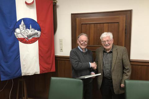 Hartmut Miethe (l.) verabschiedete Walter Corell. Foto: Stadt Grünberg