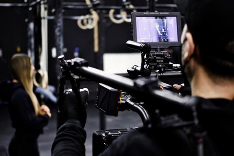 Kameramann Thomas Gellert mit der Protagonistin des Werbevideos beim Dreh bei "LakeShore Crossfit" in Heuchelheim.  Foto: Jakob Boll 
