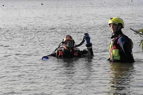 Rettungskräfte suchen nach dem Vermissten im Heuchelheimer See.
