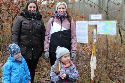 Auch zwei Mütter mit Kindern nutzten das kreative Angebot. Foto: Moos