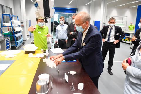 Der hessische Wirtschaftsminister Tarek Al-Wazir machte sich bei einem Rundgang durch das neue Innovationszentrum der Firma Schunk ein Bild von der neuen Produktionsstätte.  Foto: Wißner 