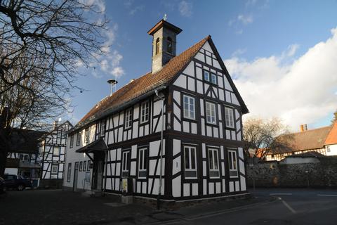 Das restaurierte Alte Rathaus in Bellersheim. Foto: Ziechaus 