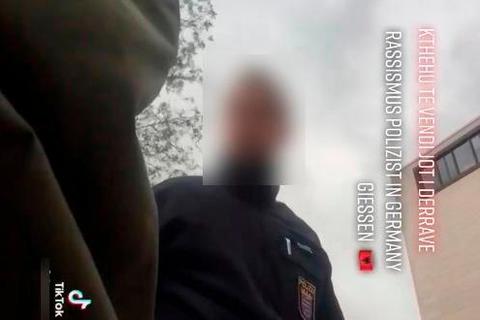 Der Polizist, gegen den nach Bekanntwerden der Rassismus-Vorwürfe im Juni diesen Jahres ermittelt wird, geht aktuell nicht mehr auf Streife. Screenshot: Tiktok 