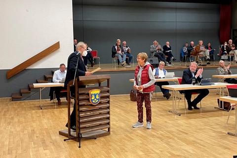 Bürgermeister Thomas Brunner verleiht bei der vergangenen Sitzung der Gemeindevertreter den Kulturförderpreis an die Wißmarer Schriftstellerin Erika Weimer.  Foto: Theis 