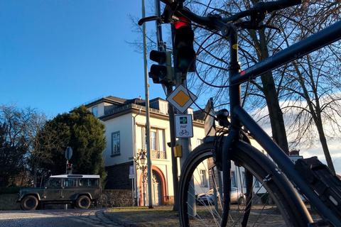 In Lich können Radfahrer dank des neuen Schildes auch bei roter Ampel abbiegen.  Foto: ADFC 