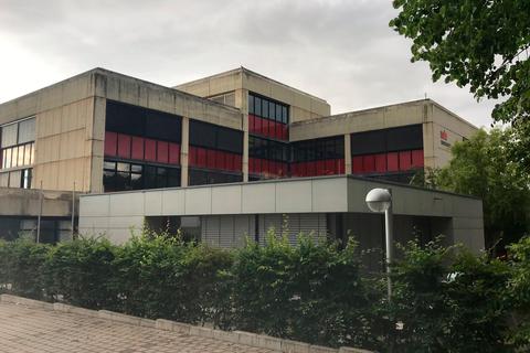 Die Willy-Brandt-Schule: Vor dem Beginn der eigentlichen Sanierungsarbeiten liegen die Kosten bereits 1,4 Millionen Euro über der bisherigen Schätzung.  Foto: Böhm 