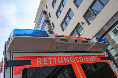 Am späten Sonntagabend stürzte ein Fünfjähriger aus einem Fenster und wurde mit schweren Kopfverletzungen in eine Klinik gebracht werden. Symbolfoto: dpa 