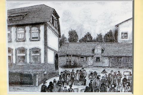 Eine Zeichnung hält die Ankunft der Egerländer auf dem Fellingshäuser Schulhof fest.  Repro: Mattern 