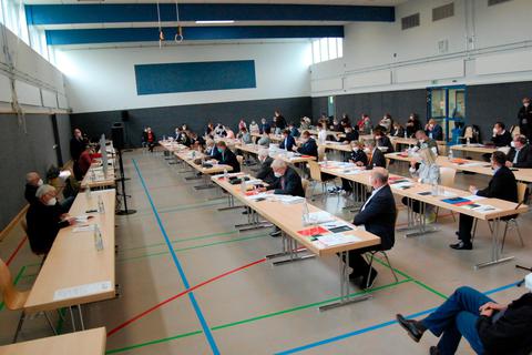 Alle schön mit Abstand: Die konstituierende Sitzung des Licher Stadtparlaments fand in der Sport- und Kulturhalle Muschenheim statt.  Foto: Kächler 