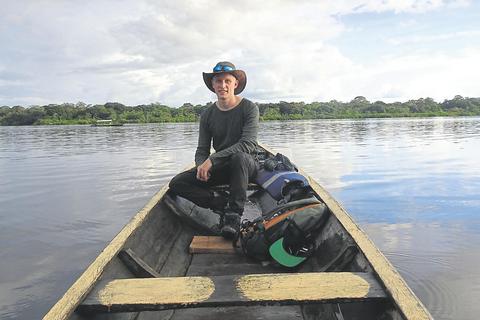 Merlin Hamp ist in einem Fischerboot auf dem Amazonas unterwegs. Der Fluss gilt als riesige Lebensader des Regenwaldes.   Foto:  Merlin Hamp 
