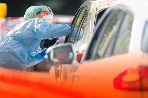 Die Zahl der positiven Testergebnisse in unvermindert hoch.  Symbolfoto: dpa 
