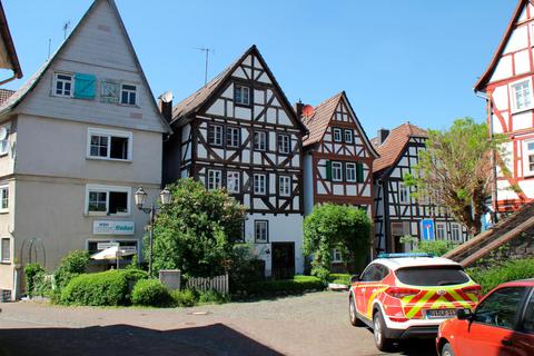 Blick in die Straße "Grünes Meer" mit ihren schmucken Fachwerkhäusern am Laubacher Marktplatz. Foto: Graf 