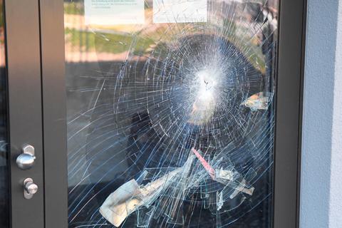 Blinde Zerstörungswut traf die Glastür der Sporthalle der Anne-Frank-Schule in Linden. Doch Vandalismus war auch vor Corona ein Problem - zumindest an einigen Schulen. Foto: Wißner 