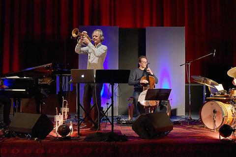 Trompeter Markus Stockhausen und seine drei Mitstreiter eröffneten die Musikreihe in Lich. Ihnen folgten die Harfenistin Evelyn Huber (rechts) mit ihrem "Trio Inspire". Fotos: Schultz, Müller 