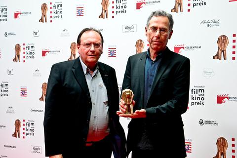 Die Traumstern-Betreiber Edgar Langer (links) und Hans Gsänger konnten einen Preis für ihr "herausragendes kulturelles Engagement" in der Kategorie "Gewerbliches Kino" in Empfang nehmen.  Foto: Czernek 