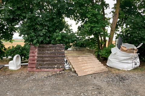 Im vergangenen Juli haben Unbekannte am Kinzenbacher alten Wasserhäuschen illegal Bauschutt entsorgt. Foto: Gemeinde Heuchelheim  