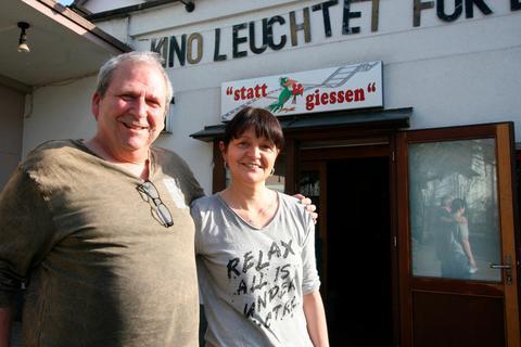 Yogi Schaefer mit Frau Susanne vor ihrer neuen Kneipe "Statt Gießen" neben dem Kino "Traumstern" in Lich.  Foto: Kächler 
