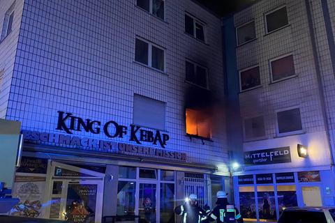 Bei einem Wohnungsbrand am späten Freitagabend im Wiesecker Weg in Gießen wurden drei Personen verletzt. Foto: Feuerwehr Gießen 