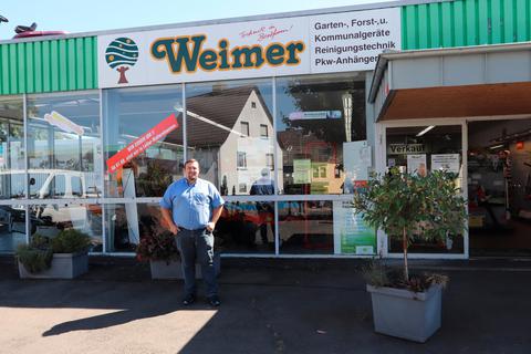 Der letzte Tag in Laubach: Timo Weimer am Freitag vor der Filiale des Landtechnik-Unternehmens aus Ruttershausen. Foto: Schuette 