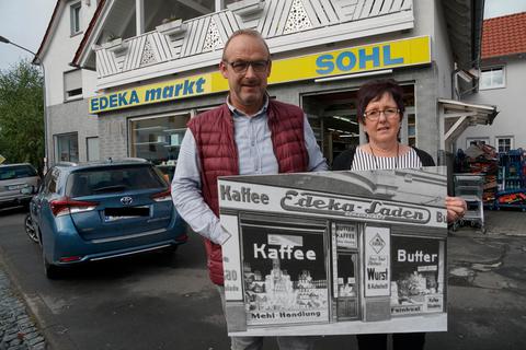 Früher und heute - Jürgen und Gudrun Sohl machten alle Veränderungen des Geschäftslebens auf dem Land mit. Heute macht der Edeka zu.  Foto: Bender  