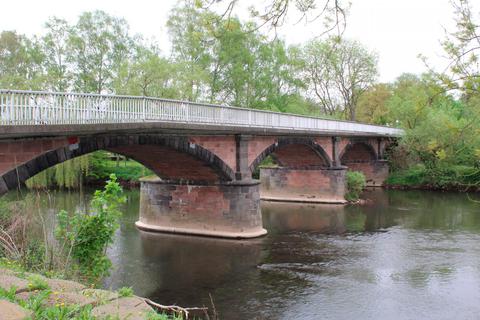 Die alte Lahnbrücke in Ruttershausen ist sanierungsbedürftig und benötigt auch ein neues Brückengeländer.  Foto: Scherer 