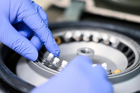  Ein Mitarbeiter eines Labors befüllt zur Virus-Diagnostik eine Zentrifuge mit Probenröhrchen. Symbolfoto: dpa 
