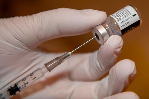 Während im Impfzentrum und mobil mehr geimpft wurde, gingen die Zahlen bei den Haus- und Fachärzten zurück.  Symbolfoto: dpa 