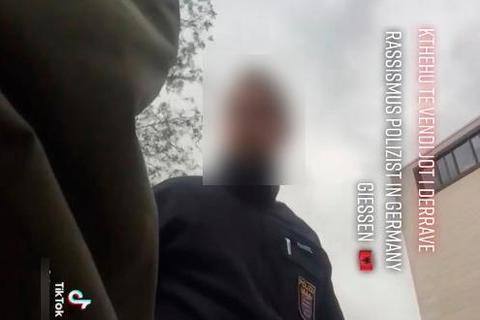 Das Polizeipräsidium Mittelhessen ermittelt wegen Rassismusverdachts gegen einen Beamten aus den eigenen Reihen. Screenshot: TikTok 