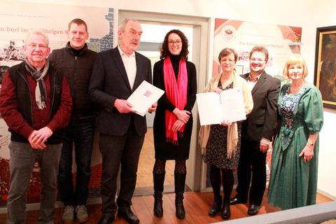Wissenschaftsministerin Angela Dorn (Mitte) übergibt die Auszeichnung an die Museumsbeauftragten Elisabeth Roessler und den Vorsitzenden des Arbeitskreises Björn-Christoph Stühler. Foto: Graf 
