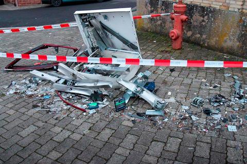 Der durch die Sprengung völlig zerstörte Zigarettenautomat in Fauerbach. Am Wochenende wurde zudem im nur wenige Kilometer entfernten Langgöns ein Zigarettenautomat gesprengt. Foto: Polizei  