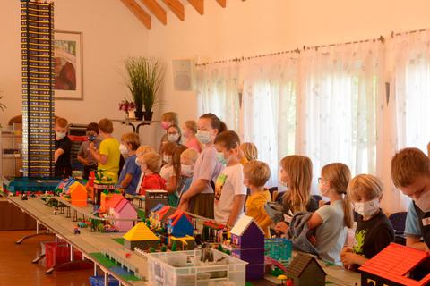Stolz konnten die jungen Teilnehmer am Ende der Aktion ihre komplette Lego-Stadt präsentieren. Foto: Weil 