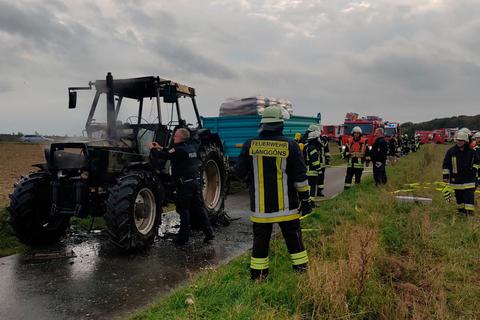 Der Traktor brannte vollständig aus. Foto: Freiwillige Feuerwehr Brandoberndorf 