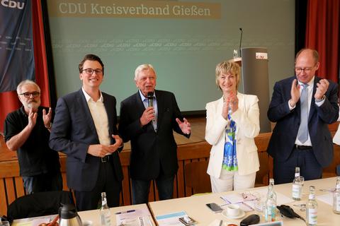 Viel Applaus bekam der neue CDU-Kreisvorsitzende Christopher Lipp (2. v. l.) von den Delegierten beim CDU-Kreisparteitag und von (v.l.) Reinhard Peter, Volker Bouffier, Christel Gontrum und seinem Vorgänger Helge Braun.